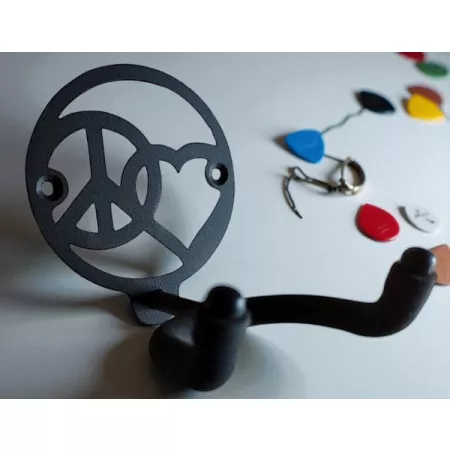 Wieszak gitarowy w kształcie peace & love – ręcznie wykonany ze stali